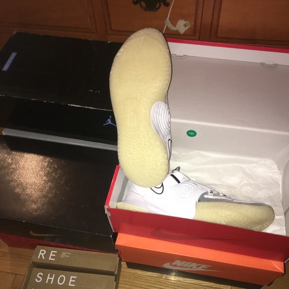 Nike Kyrie Irving 3 Low (Glow in the dark) size 12 men’s brand new in box - Picture 2 of 3